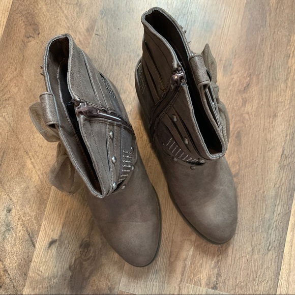 Adorable studded straps & tulle bow ankle booties - Picture 6 of 10